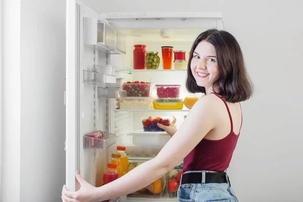 Улыбка Девушка Рядом Холодильником Здоровой Пищи — стоковое фото
