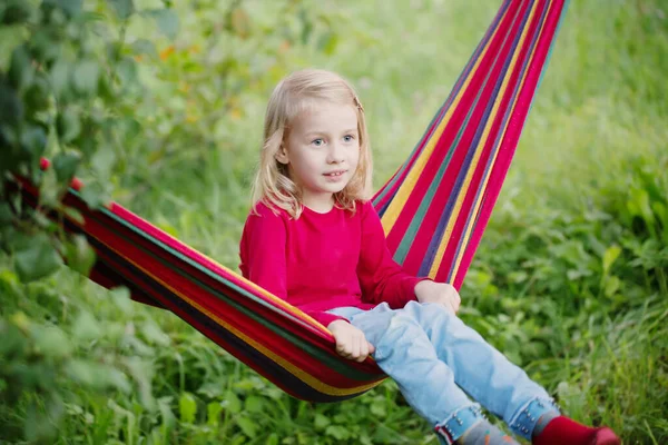 Χαμόγελο Μικρό Ξανθό Κορίτσι Στην Αιώρα Στον Κήπο — Φωτογραφία Αρχείου