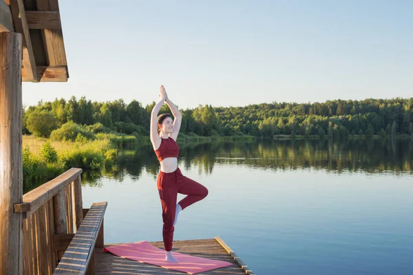 Flicka Gör Yoga Träbrygga Vid Sjön Sommaren — Stockfoto