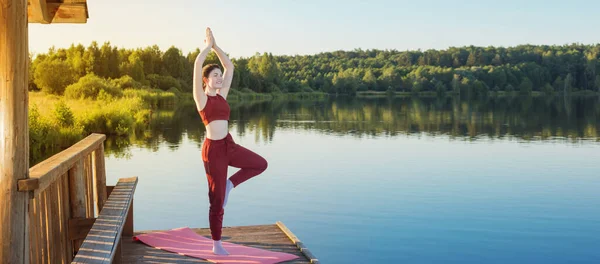 Fille Faire Yoga Sur Jetée Bois Par Lac Été — Photo
