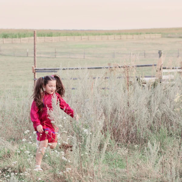 Heureuse Petite Fille Robe Rouge Plein Air — Photo