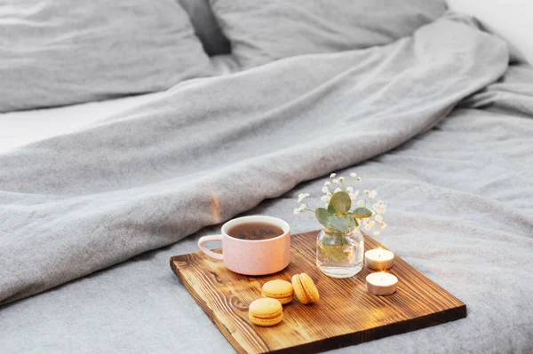 Tasse Tee Mit Makronen Und Kerzen Auf Holztablett Auf Dem — Stockfoto