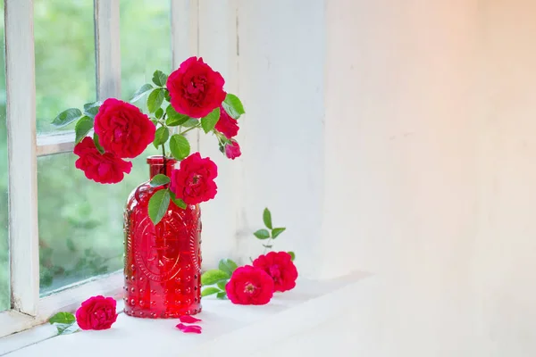 Red Roses Red Glass Vase Windowsill — Stock Photo, Image