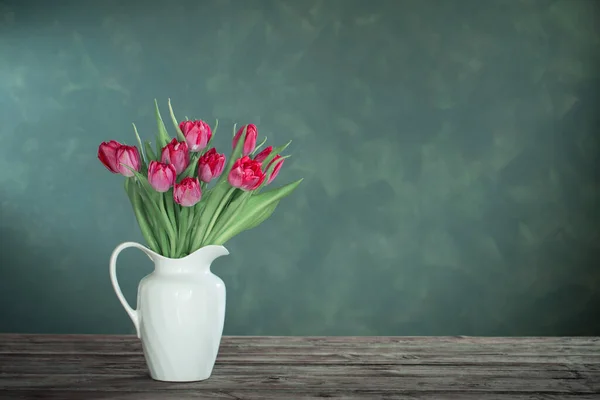 Hermosos Tulipanes Jarra Blanca Sobre Fondo Oscuro —  Fotos de Stock