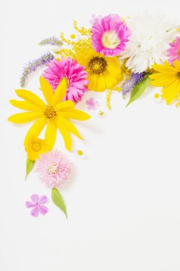 Beyaz arkaplanda sarı ve pembe çiçekler