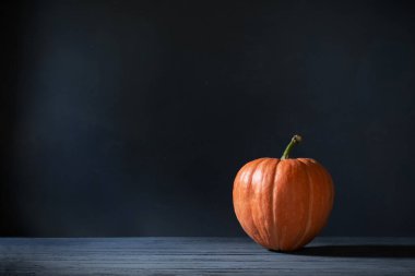 Koyu mavi arkaplanda turuncu balkabağı