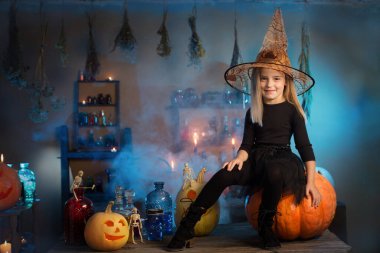 Cadılar Bayramı süslemeleri ile güzel küçük cadı