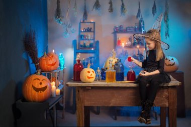 Cadılar Bayramı süslemeleri ile güzel küçük cadı