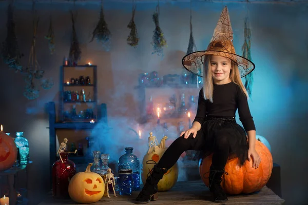 Cadılar Bayramı Süslemeleri Ile Güzel Küçük Cadı — Stok fotoğraf