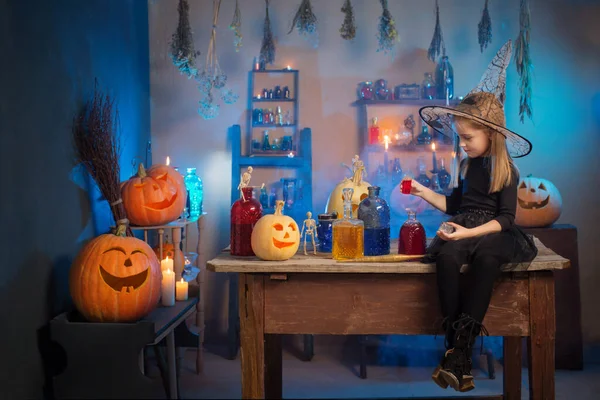 Красивая Маленькая Ведьма Украшениями Хэллоуин — стоковое фото