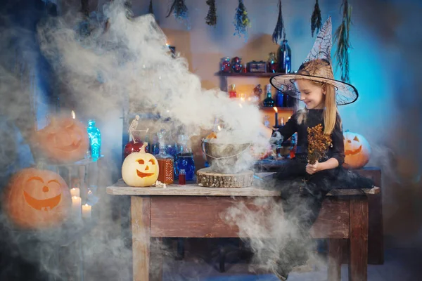 Mooie Kleine Heks Met Halloween Decoraties — Stockfoto