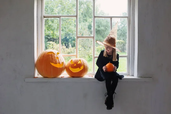 Kleine Hexe Schwarzen Kleid Mit Halloween Kürbissen Auf Der Fensterbank — Stockfoto