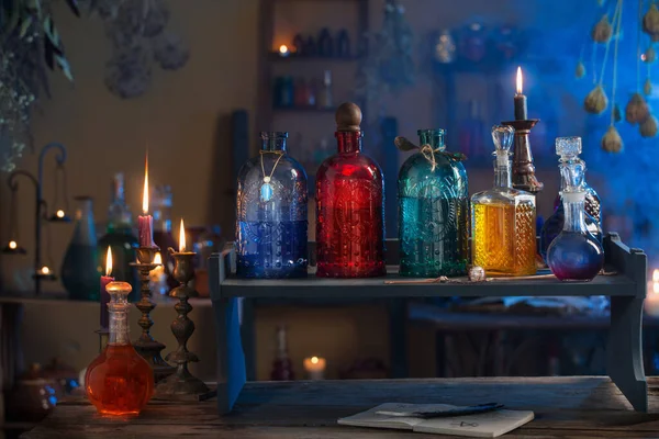 Zaubertränke Hexenhaus Mit Brennenden Kerzen Der Nacht — Stockfoto