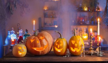 Cadılar Bayramı balkabakları mum ve sihirli iksirlerle dolu.