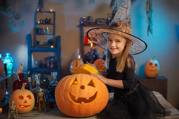 Красивая Маленькая Ведьма Украшениями Хэллоуин — стоковое фото
