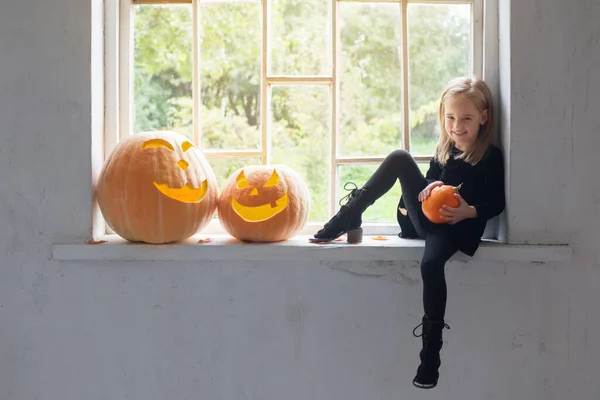 Pequeña Bruja Vestido Negro Con Calabazas Halloween Alféizar Ventana —  Fotos de Stock