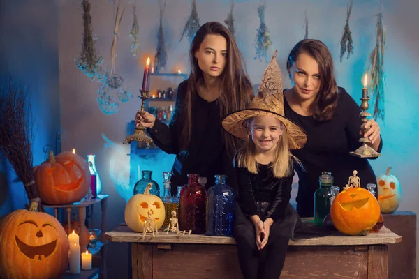 Familie Van Heksen Met Drankjes Halloween Pompoenen Thuis — Stockfoto