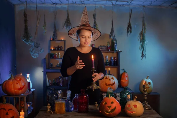 Heks Met Halloween Pompoenen Drankjes Thuis — Stockfoto