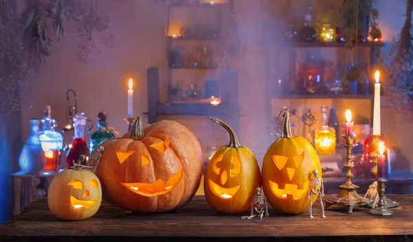 Halloween Pumpor Med Ljus Och Magiska Drycker Natten Inomhus — Stockfoto