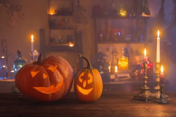 Halloween Kürbisse Mit Kerzen Und Zaubertränken Der Nacht — Stockfoto