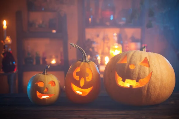 Halloween Dýně Svíčkami Kouzelné Lektvary Noci Uvnitř — Stock fotografie