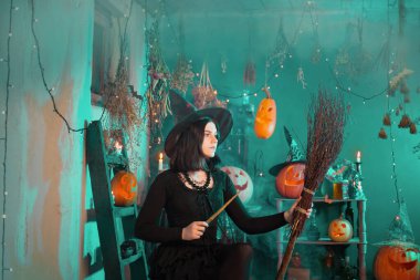 Genç cadı cadılar bayramında evde büyü yapıyor.