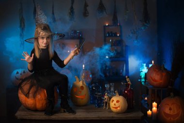 Cadılar Bayramı süslemeleri ile güzel küçük cadı