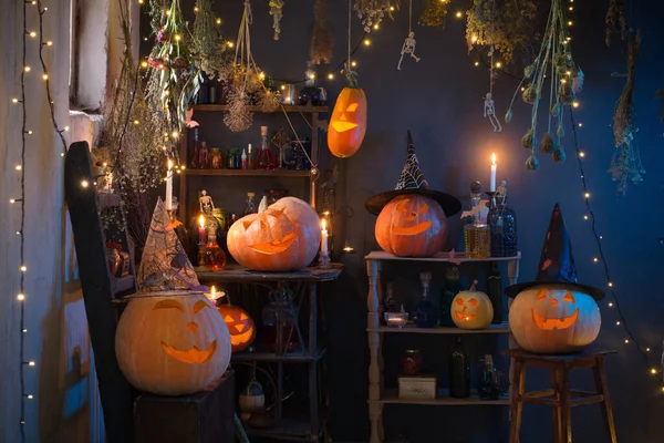 Halloween Kürbisse Mit Lichtern Und Brennenden Kerzen Und Zaubertränken Hexenhaus — Stockfoto