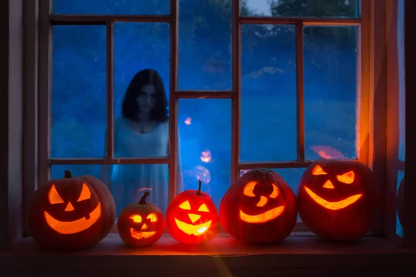 Halloween Sütőtök Ablakpárkányon Szellemmel Ablakon Kívül — Stock Fotó