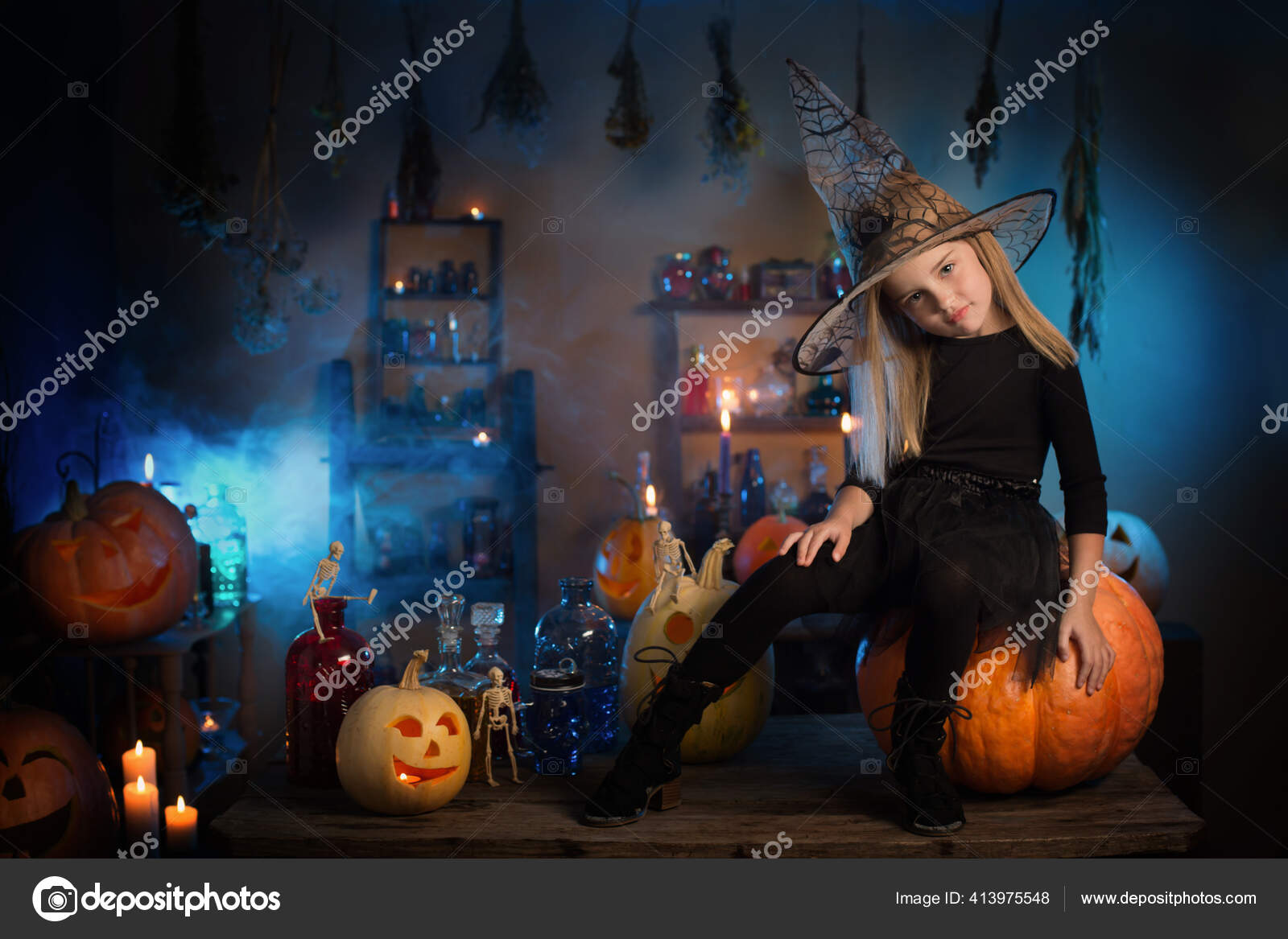 Foto De Stock Bruxa Bonita Na Noite De Halloween
