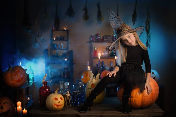 Piękna Mała Czarownica Dekoracjami Halloween — Zdjęcie stockowe