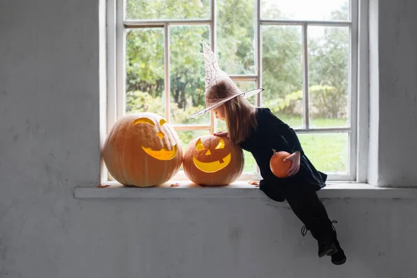 Mała Czarownica Czarnej Sukience Halloween Dynie Parapecie — Zdjęcie stockowe