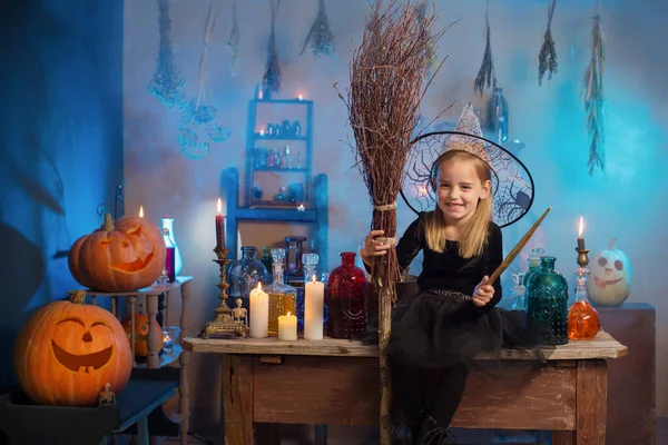 Schöne Kleine Hexe Mit Halloween Dekorationen — Stockfoto