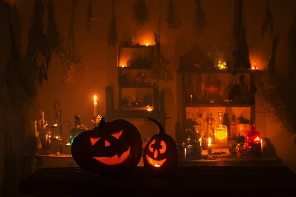 Хэллоуин Тыквы Свечами Волшебные Зелья Помещении Ночью — стоковое фото