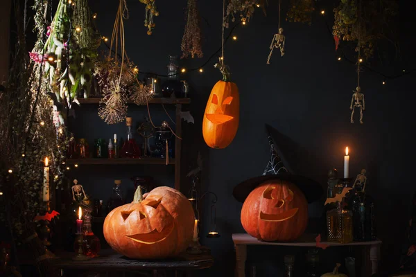 Halloweenpompoenen Met Lichtjes Brandende Kaarsen Toverdrankjes Het Huis Van Heks — Stockfoto