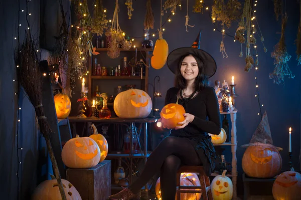Adolescente Vestita Strega Con Zucche Sullo Sfondo Dell Arredamento Halloween — Foto Stock