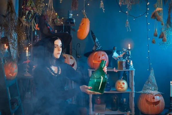 Mladé Čarodějnice Kouzlí Během Halloweenu Doma — Stock fotografie