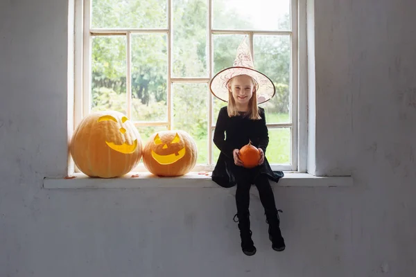 Kleine Hexe Schwarzen Kleid Mit Halloween Kürbissen Auf Der Fensterbank — Stockfoto