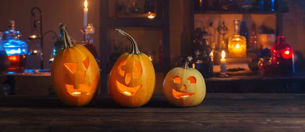 Halloween Pompoenen Met Kaarsen Toverdrankjes Nachts Indoor — Stockfoto