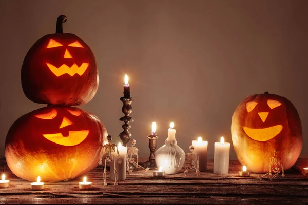 Abóboras Halloween Com Velas Mesa Madeira — Fotografia de Stock