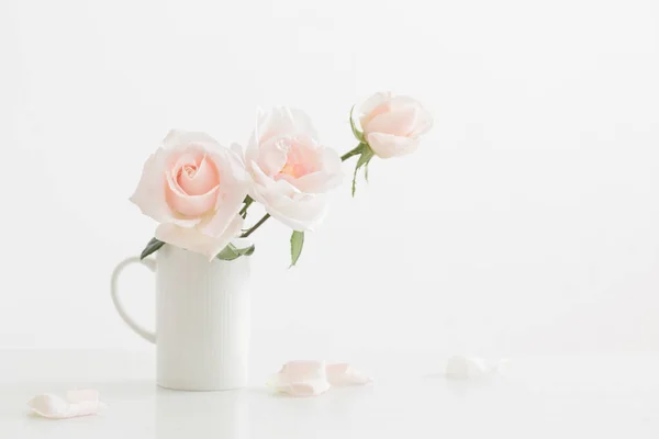 Rosas Rosadas Copa Blanca Sobre Mesa Madera Blanca —  Fotos de Stock