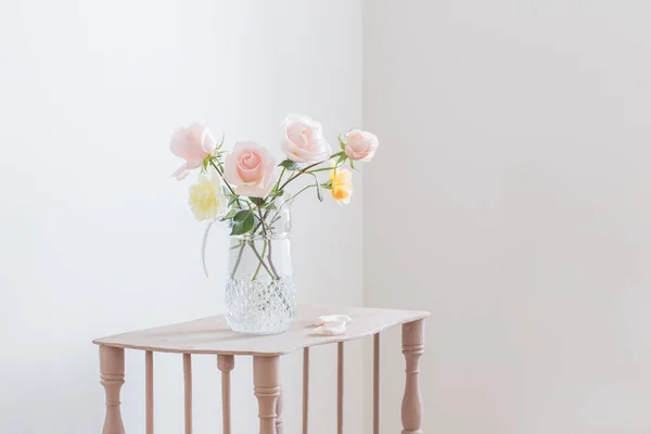 Hermosas Rosas Jarra Vidrio Sobre Fondo Blanco —  Fotos de Stock