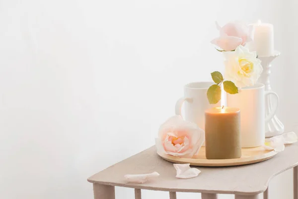 Schöne Rosen Und Brennende Kerzen Auf Weißem Hintergrund — Stockfoto
