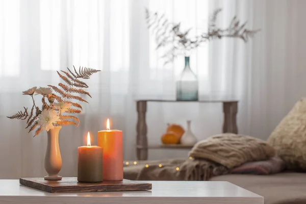 Queimando Velas Com Decoração Outono Mesa Branca Casa — Fotografia de Stock