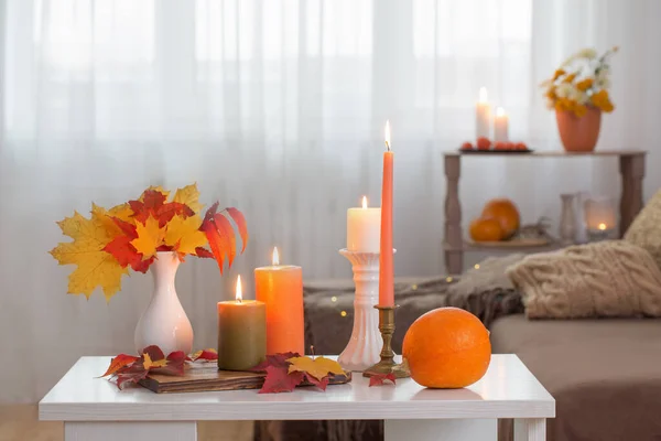 Queimando Velas Com Decoração Outono Mesa Branca Casa — Fotografia de Stock