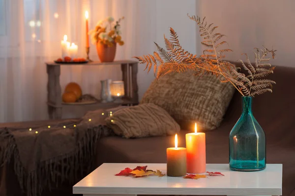Brandende Kaarsen Met Herfstdecor Witte Tafel Thuis — Stockfoto