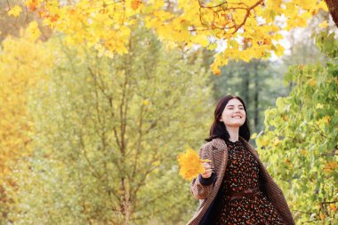 Güz parkındaki güzel esmer kız.