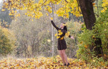 Güz parkındaki güzel esmer kız.