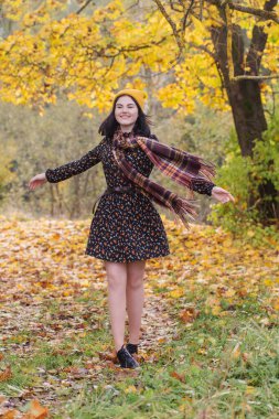 Güz parkındaki güzel esmer kız.