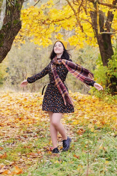 Krásná Brunetka Dívka Podzimním Parku — Stock fotografie